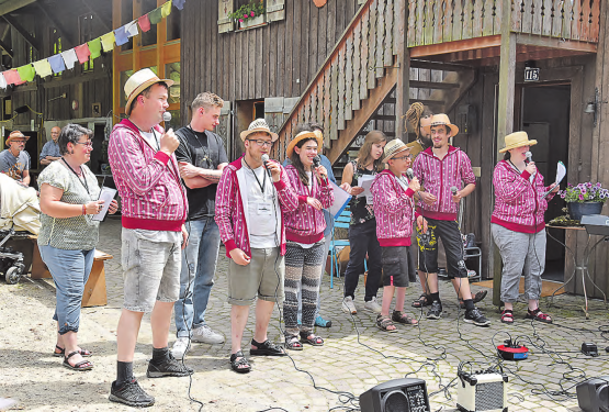 Premiere für den «Katzenhübelsong»: Die Bewohnerinnen und Bewohner gaben damit musikalisch einen Einblick in ihren Alltag und ihre Hobbys. (Bilder: zVg.)