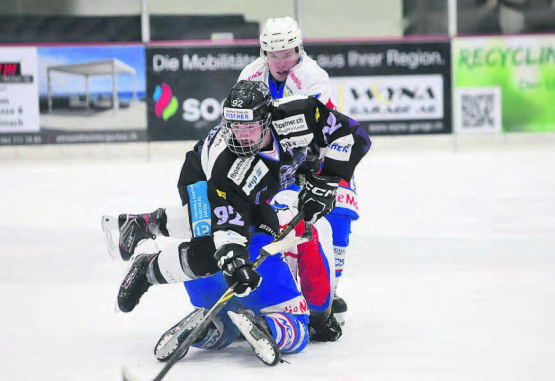 Kampfbetontes Aargauer 3.-Liga-Derby: Reinachs Yannic Strebel nimmt es mit zwei Wohlern auf und kann sich durchsetzen. (Bild: rc.)