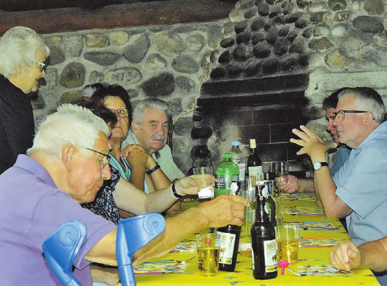 Tiefgreifende Gespräche sind hier möglich: Im Schatten des Vordaches lässt es sich ausgezeichnet diskutieren. (Bilder: st.)