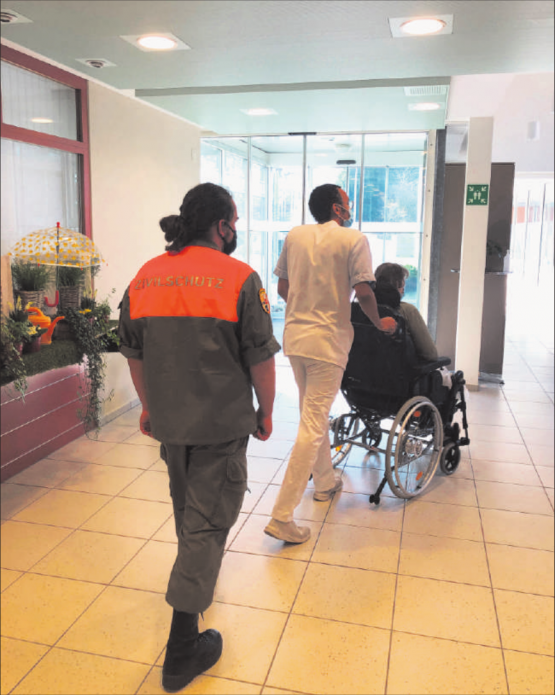 ZSO aargauSüd im Einsatz: Hilfsdienst der Zivilschutzangehörigen in der Residenz Falkenstein. (Bilder: zVg.)