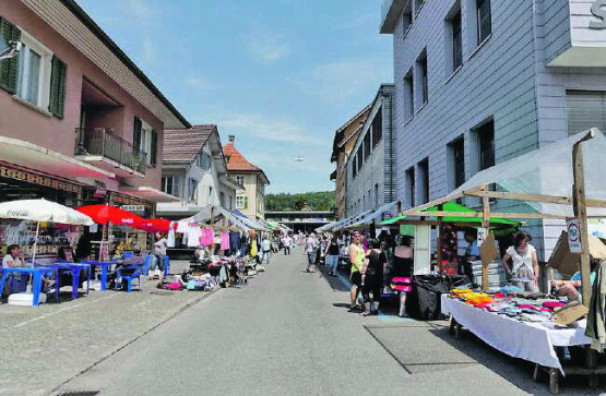 Der umfangreiche Heimhandwerker- und Trödlermarkt sowie die Velobörse und der Kinderspielzeugflohmarkt bieten den Besuchern ein vielfältiges Angebot von kleinen bis grossen Schätzen. (Bild: zVg.)