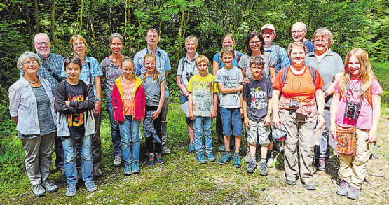 «Tschilp» oder «Tschalp»? das war hier die Frage: Die Feldornithologinnen Monika Schoch (4. v.li.) und Martina von Känel (2. v.re.) inmitten zufriedener Teilnehmer/innen des ornithologischen Grundkurses. (Bild: zVg.)