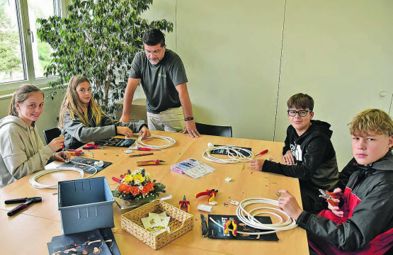 Ein Verlängerungskabel kann man immer brauchen: Schüler fertigten eines bei elzag in Muhen. (Bilder: aw.)