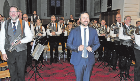 Neuntes Adventskonzert unter gleicher Leitung: Simon Galliker dirigierte mit Engagement in der reformierten Kirche Schöftland den Musikverein Bottenwil. (Bilder: aw.)