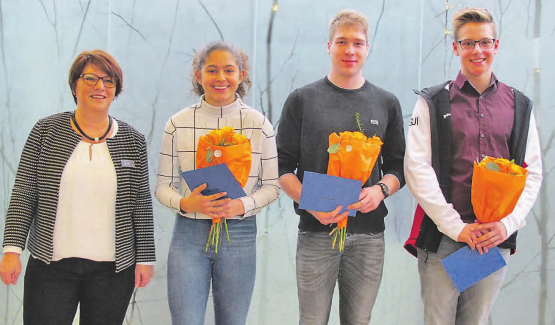 Gemeinderätin Regina Heller (links) hat den erfolgreichen Nachwuchssportlern Selina Furler, Lukas Baroke und David Radam (v. l.) einen Barpreis und ein Blumengebinde überreicht. (Bild: hzb)