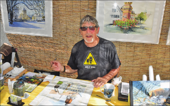 Gehört seit Jahren zu den regelmässigen Ausstellern am Zofinger Kunstmarkt: Daniel Gerhard aus Moosleerau malt an einem Aquarell mit Motiv der Stadt Zofingen. (Bilder: aw.)