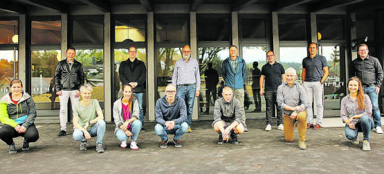 Einweihung des Kindergartens «Schönbühl», vordere Reihe kniend: Corina Walti (Stv. Leiter Finanzen Gemeinde Seon, Baukommission), Gisela Schödler (Kindergarten-Lehrperson, Baukommission), Ladina Knoblauch (Kindergarten-Lehrperson), Oswald Wernli (Schulleiter, Baukommission), Andreas Schaus (Hauswart, Baukommission), Hans Peter Dössegger (Gemeindeammann, Baukommission), Nadja Grüter (Dolmus Architekten, Baukommission). Hintere Reihe stehend: Martin Stadler (Leiter Finanzen Gemeinde Seon, Baukommission), Marco Fent (Fent AG, Baukommission), Edwin Rohr (ehem. Gemeinderat, Ressort Bildung), Peter Siegenthaler (Vizepräsident Schulpflege Seon, Baukommission), Cédric von Däniken (Dolmus Architekten, Baukommission), Pascal Collaud (Baureag Architekten AG, Baukommission), Marcel Stadelmann (Baureag Architekten AG, Baukommission, Bauleiter) (Bilder: zVg.)