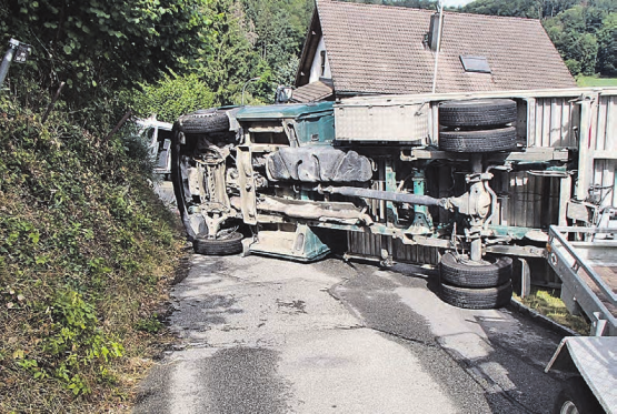 Folgenschwerer Unfall in Uerkheim: Ein 42-jähriger Schweizer wurde in einer Quartierstrasse unter dem Lieferwagen eingeklemmt und starb. (Bild: kapo)