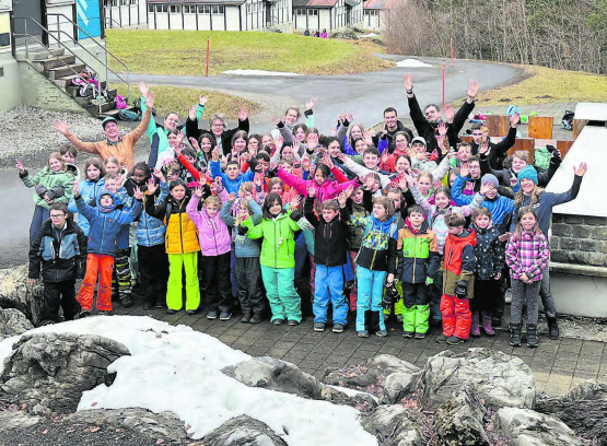 Bitte alle mal winken! 66 Kinder und 12 Leiter aus dem Mittleren Wynental nahmen am tollen Schneesportlager der Primarschulen Oberkulm und Teufenthal teil. (Bilder: zVg.)