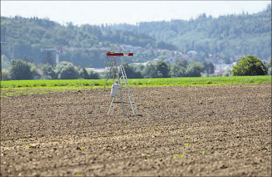 In Deutschland vielerorts verboten, in der Schweiz und damit hier in Muhen erlaubt: Das Modell Karussel Triplex mit drehbarem Schussrohr soll Vögel vom Acker vertreiben. (Bild: rc.)