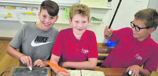 Begaben sich auf eine kleine Zeitreise: Joshua, Jaron und Noah. (Bilder: hg.)