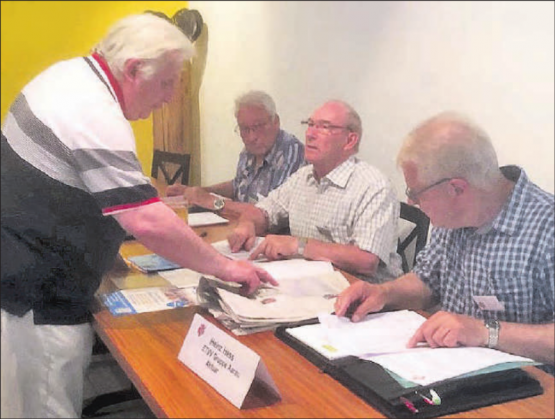 Generalversammlung der Eidgenössischen Turnveteranen-Vereinigung der Gruppe Aarau: Links der ehemalige Präsident Ruedi Scheibler im Gespräch mit dem amtierenden Präsidenten Beat Bättig. (Bild: zVg.)