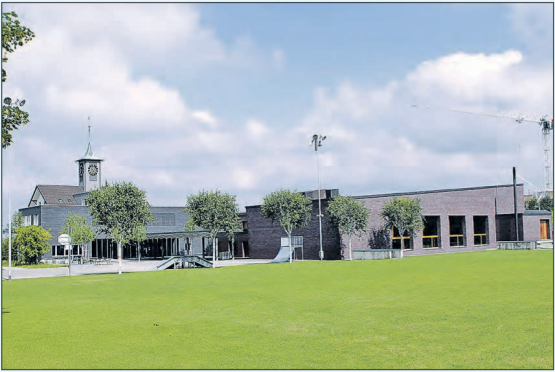 Der Stolz der Gemeinde Hirschthal: Die modern gestaltete und zweckdienliche Schulanlage wurde in den letzten Jahren realisiert. (Bild: zVg.)