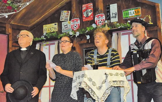 Gespanntes Warten: Selbst der Herr Pfarrer möchte dringend wissen, wie die Lottozahlen lauten. (Bilder: st.)