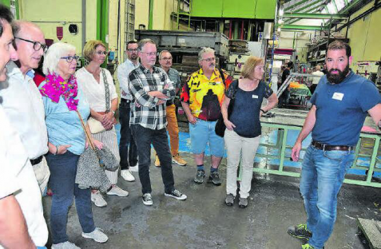 Produktionsleiter leitete eine Gruppe durch die Fertigung: Marcel Grossenbacher rechts. (Bilder: aw.)
