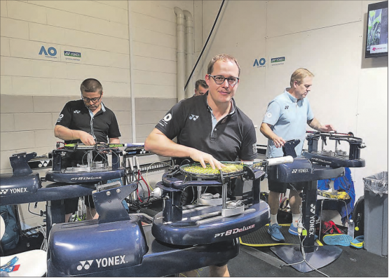 Lange und anstrengende Tage für die Bespanner: Ein glücklicher Rolf Friederich im vollen Einsatz bei den Australian Open 2020. (Bild: zVg.)