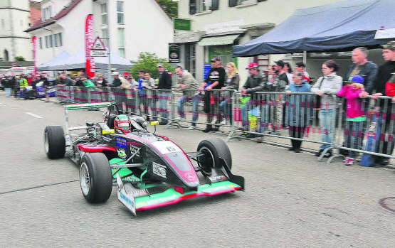 Ein Bild aus der Vergangenheit: Ein Rennbolide auf der Fahrt zum Rennstart. Läuft alles gut, findet am 30. Juni 2024 wieder ein Bergrennen am Reitnauer Hausberg statt. (Archivbild: rc.)