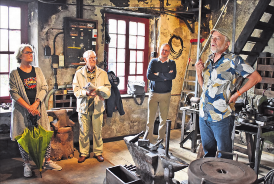 Einweihung der alten Schmiede Boniswil: Thomas Frei, Bauleiter und Historiker liess mit seinen Ausführungen Erinnerungen an längst vergangene Tage und ein einst so wichtiges Handwerk wach werden. (Bilder: hg.)