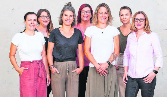 Das Team vom Blutspendebus heisst Spenderinnen und Spender herzlich willkommen: (v.l.) Kathrin Glaus, Jasmin Hofer, Fabienne Bohner, Salome Gemperle, Stefanie Eichenberger, Angela De Nardis und Daniela Käser.