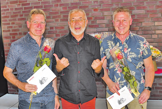 Für 35-jährigen Schuldienst geehrt: Hannes Bäni (li.) und Richard Suter (re.), dazwischen Schulpflegepräsident Arnold Steinmann. (Bilder: aw.)