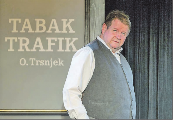 Solo-Erzähltheater mit acht Rollen: Hanspeter Müller-Drossaart verkörpert auf der Bühne alleine, was im Film ein ganzer Schauspielerstab spielt. (Bild: Bernhard Fuchs)