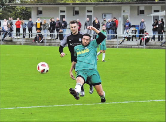 Symbolisch fürs Spiel, das in einer 1:5-Niederlage endete: Der Lenzburger Dreifachtorschütze Fidan Tafa bringt den FC Gontenschwil – hier in der Person von Sandro Fehlmann – aus dem Konzept. (Bild: mars.)