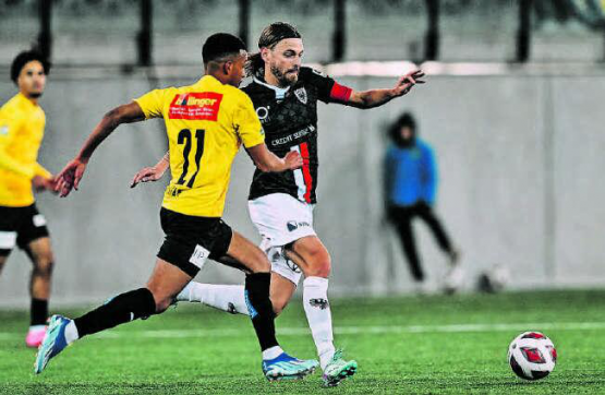 Olivier Jaeckle, hier im Duell mit Schaffhausens Joel Berhane, leitete den entscheidenden Spielzug zum 1:1 ein. (Bild: Sarah Rölli)