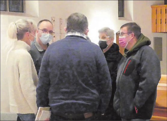 Nach dem Fürbittegebet, einem letzten Zitherspiel und einer Foto – der Anonymität wegen von hinten, verabschiedete man sich vom spannenden Anlass der «Firobe Chile». (Bild: zVg.)