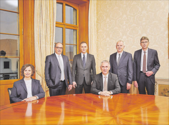 Das ist die Regierung des Kantons Aargau (v.l.): Staatsschreiberin Joana Filippi, Dr. Markus Dieth, Landstatthalter Jean-Pierre Gallati, Landammann Alex Hürzeler, Stephan Attiger, Dieter Egli. (Bilder: zVg.)