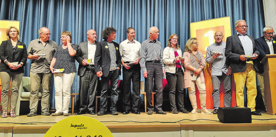 Dank an die ehemaligen und aktiven Macher des Erzähltals: Markus Widmer überreichte im Namen des Regionalverbandes aargauSüd impuls allen ein Geschenk. (Bilder: EP.)