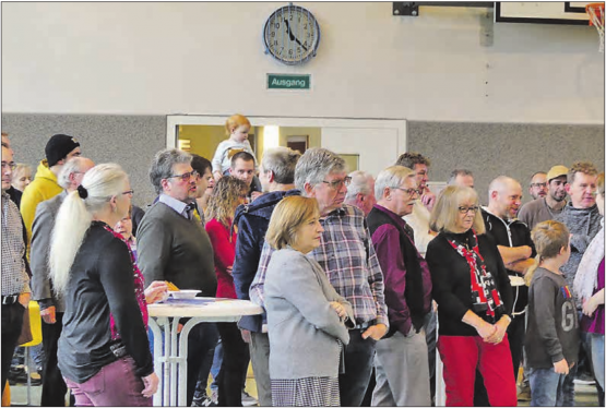 Am Morgen des «Bärzeli»: Viele Teufenthalerinnen und Teufenthaler fanden sich am 2. Januar in der Turnhalle ein, um gemeinsam auf des neue Jahr anzustossen. (Bilder: moha.)
