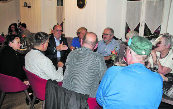 Ohne Berührungsängste: Landammann Dr. Markus Dieth (im dunklen Anzug) im intensiven Gespräch mit den Anwesenden am Stammtisch.