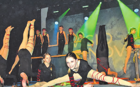 Der Stufenbarren: An diesem Gerät tummeln sich die Teenies offenbar mit besonderer Vorliebe. (Bilder: Frieda Steffen)