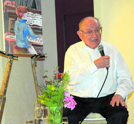 Rückblick auf ein langes Leben: Fritz Burkhard-Cattaneo mit dem Porträt seiner lieben Frau, einer talentierten Musikerin. (Archivbild: st.)