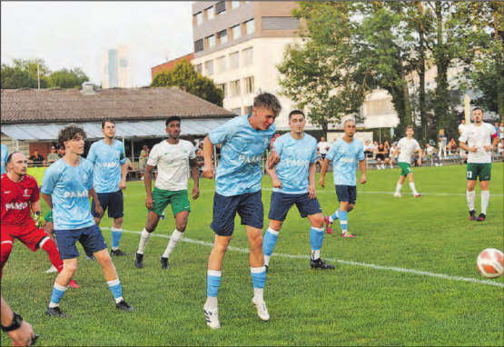 Mit vereinten Kräften hielt Gontenschwils Abwehr dem Buchser Schlussspurt stand. (Bild: Roland Jaus)