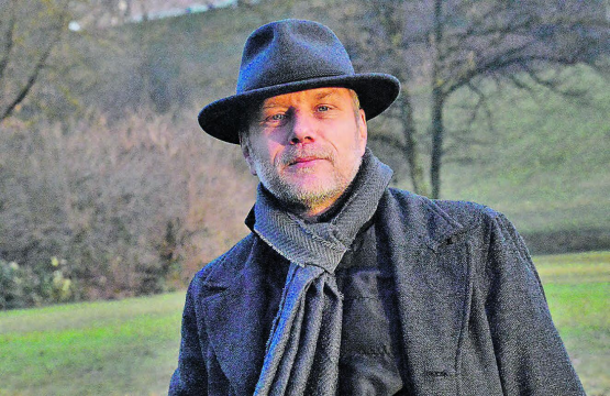 Robert Meier ist im Weiler Schürhof ausserhalb von Schwarzenbach aufgewachsen, ist typografischer Gestalter, überaus kreativ und hat jüngst ein Kinderbuch geschrieben und illustriert. (Bilder: Barbara Rey)