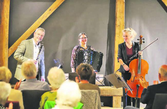 Das eingespielte Trio «La Jalousie», mit Martina Brodbeck, Sabine und Sven Bachmann (v.r.) sorgte im kleinen Rahmen für einen grossen Abend. (Bild: rc.)