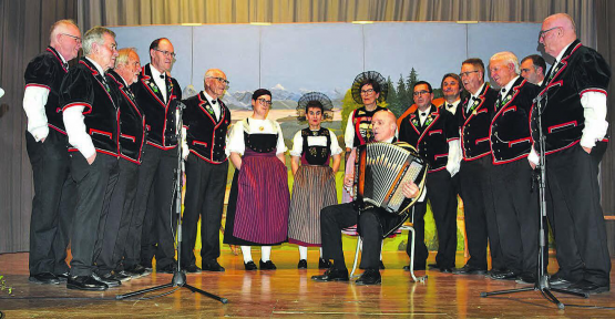 Das «schöne Panorama» kann nicht nur die Bergwelt bieten, sondern auch der Jodlerklub Kölliken mit Martin Flury am Akkordeon. (Bilder: st.)