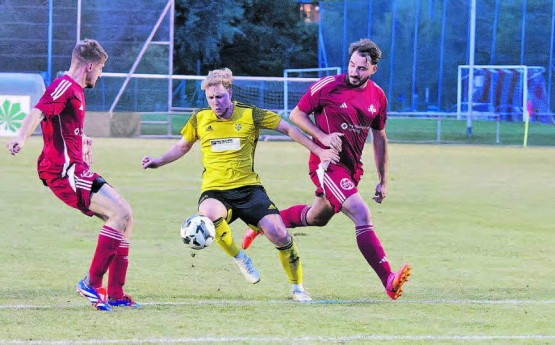 Jene in den gelben Trikots setzten sich gegen die Roten durch: Gränichen schlägt im Nachbarsduell den FC Suhr auf dessen Platz. (Bild: Roland Jaus)