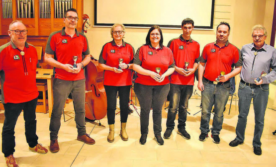Peter Speck ehrte die Schützen Yves Beck, Eveline Hunziker, Nadja Baumann, Stefan von Gunten, Patrick Speck, und Hermann Döbeli (Sieger der Aargauer Liegend-Meisterschaft 300m) (v.l.n.r.) für herausragende sportliche Leistungen. (Bilder: hg.)