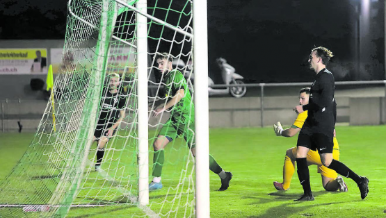 Wo ist der Ball? Jedenfalls nicht im Tor. Während der anfänglichen Offensivbemühungen kam der FC Gontenschwil zweimal gefährlich vors Tor. Die Treffer fielen dann aber auf Erlinsbacher Seite. (Bild: rc.)