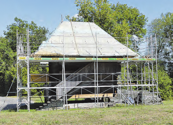 Spycher Oberkulm: Die Ortsbürger haben einen Kredit für die Sanierung/Neudeckung des Schilfdaches des kantonal geschützten Spychers genehmigt. Die Arbeiten sind aufgenommen worden. (Bild: moha.)