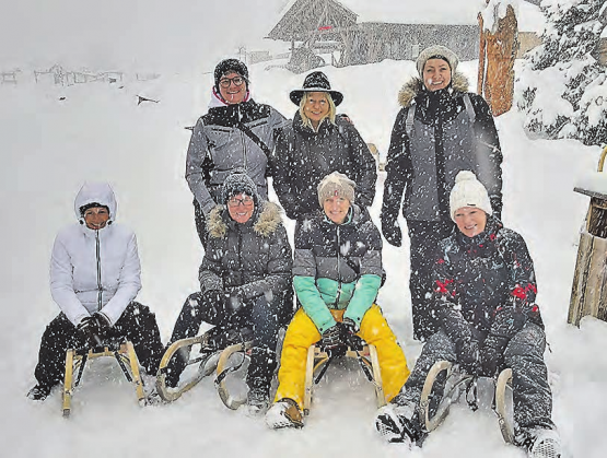 Gute Laune trotz Schneegestöber: Die Frauen aus Zetzwil verbrachten ein verschneites Wochenende in Österreich. (Bild: zVg.)