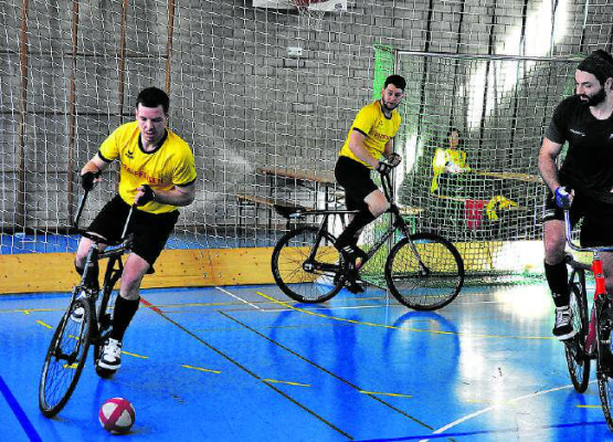 Schöftland in Gelb (links Michael Baumann, rechts Freddy Schenk) gegen Winterthur. (Bild: zVg.)