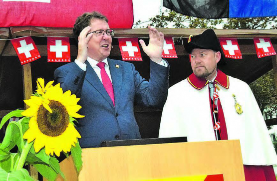 Gut gelaunt am Rednerpult: Bundesrat Albert Rösti, begleitet von seinem Bundesweibel, welcher die Worte wohl nicht zum ersten Mal hörte. (Bilder: st.)