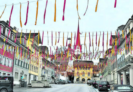 Und sie flattern doch: Die Gestaltung des bunten Fasnachtsschmucks von Beromünster hat ihren Ursprung in der Bahnhofstrasse Zürich. (Bild: mars)