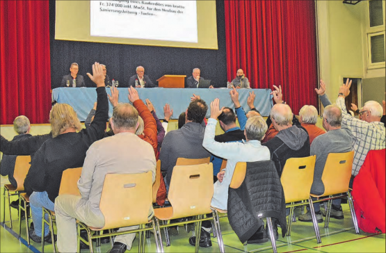 Die Gemeinde stimmte allen Traktanden mit grossem Mehr zu, wie hier bei der Bewilligung des Baukredits für die Sanierungsleitung «Tüelen». (Bild: aw.)