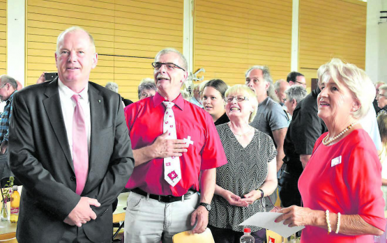 Feierliches Singen der Nationalhymne in der Gontenschwiler Mehrzweckhalle: mit Regierungsrat Stephan Attiger, Vizeammann Bruno Ellenberger und Gattin Maria sowie Gemeindeammann Renate Gautschy (v.l.n.r.). (Bilder: hg.)