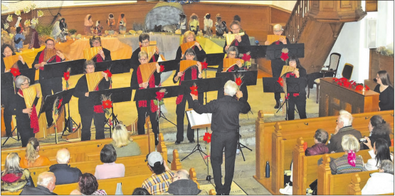 Ein Anblick, der in der Rueder Kirche bald Tradition hat: Der Panflötenchor Freiamt, unter der Leitung von Isidor Karpf, trat bereits zum vierten Mal auf. (Bild: Frieda Steffen)
