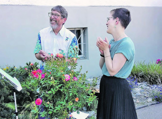 Herzlicher Abschied: Barbara Holliger, Schulleiterin der Kreisschule Leerau, würdigt die Arbeit, die Daniel Gerhard an der Schule Moosleerau und später an der Kreisschule Leerau geleistet hat. (Bilder: zVg.)